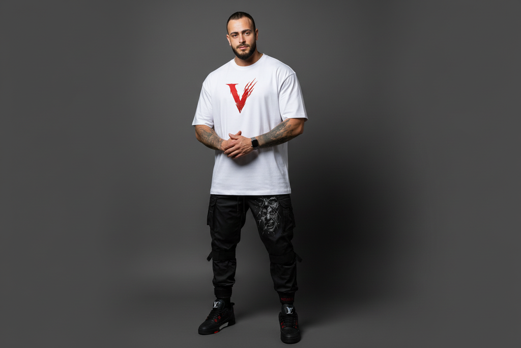 Модел с бяла тениска